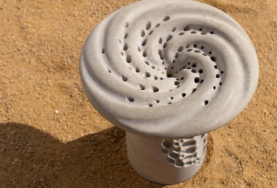 Sculpture assise en grès – Erosion