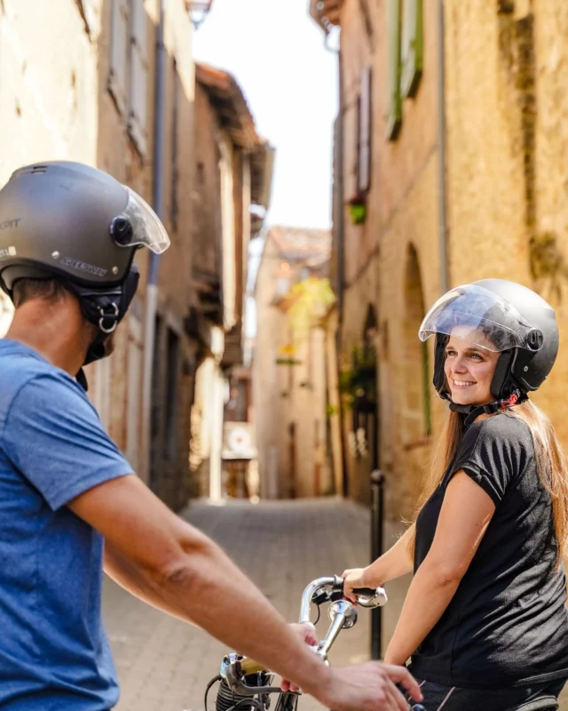 [PLEIN AIR] 🛵 Les mains sur le guidon, le nez en l'air, pour profiter du @villagedelautrec en 𝐬𝐨𝐥𝐞𝐱 é𝐥𝐞𝐜𝐭𝐫𝐢𝐟𝐢é !

Le printemps vous tend les bras pour découvrir la cité parmi @lesplusbeauxvillagesdefrance. En bonus, votre balade sur les petites routes consommera zéro carbone, grâce à la reconversion des solex thermiques à l'électrique.

Louez votre solex auprès de @lmjconcept, toutes les infos dans le lien en bio.

📸 @raynaudphoto 

#paysdecocagne #tarn #tourismetarn #tourismeoccitanie #sudouest #igerstarn #solex #balades #pbvf #lautrecoispaysdagout #lautrec