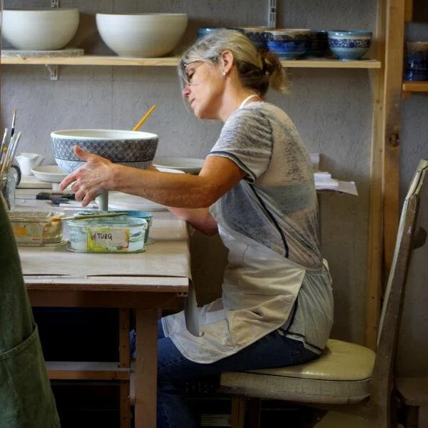 [SAVOIR-FAIRE] 🏺 Marianne crée des objets toujours décoratifs et souvent utilitaires : bols, mugs, pichets, vases, théières... Avec une terre vernissée qui permet d'intégrer des couleurs multiples et profondes à ses créations.

Découvrez son travail d'artisanat d'art sur son compte @terrescouleurs.

#paysdecocagne #tarn #tourismetarn #tourismeoccitanie #sudouest #igerstarn #terresdautanmontagnenoire #savoirfaire #ceramique #poterie #artisanat