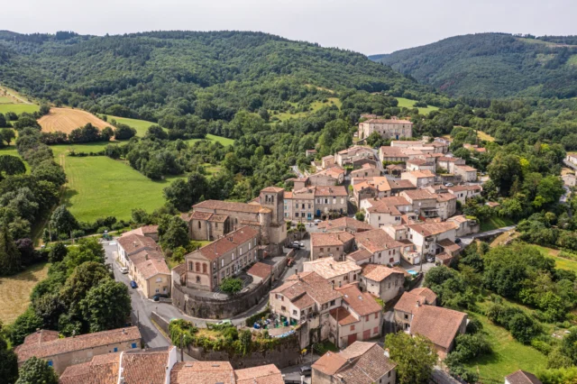 [PATRIMOINE] Situé sur les premiers contreforts de la Montagne Noire au cœur du @parchautlanguedoc, le village d'Escoussens vous réserve de belles surprises. Un itinéraire du patrimoine vous fera découvrir : église, maisons en pan de bois, four à pain, fontaine, et halle.

➕ d'infos en bio
📸 @raynaudphoto 

#paysdecocagne #tarn #tourismetarn #tourismeoccitanie #sudouest #igerstarn #escoussens #village #patrimoine