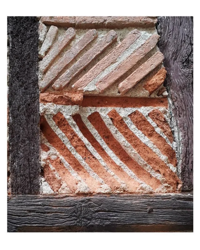 [PATRIMOINE] 🧱 Encadrée comme une œuvre d'art !

La briquette qui compose les murs des maisons médiévales de #Lautrec fait tout le charme du village. C'est un bonheur d'admirer ces détails en flânant dans les ruelles.

📷 bast_hah / @pamplemousse.tweed / P. Walter

#paysdecocagne #tarn #tourismetarn #tourismeoccitanie #sudouest #igerstarn #brique #village #patrimoine #plusbeauxvillagesdefrance